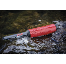 Wasserdichter Minelab PRO-FIND Pinpointer im Wasser für die Schatzsuche, mit Minelab Logo.