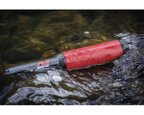 Wasserdichter Minelab PRO-FIND Pinpointer im Wasser für die Schatzsuche, mit Minelab Logo.