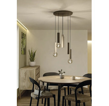 Moderne Esszimmerszene mit einer fünf-flammigen Pendelleuchte über einem runden Holztisch und Stühlen in minimalistischem Design.