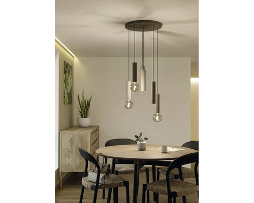 Moderne Esszimmerszene mit einer fünf-flammigen Pendelleuchte über einem runden Holztisch und Stühlen in minimalistischem Design.