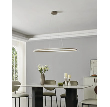 Moderne LED-Pendelleuchte in einem hellen, organisierten Esszimmer über einem Marmortisch mit Stühlen und Dekoration.