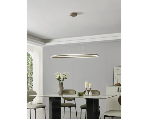 Moderne LED-Pendelleuchte in einem hellen, organisierten Esszimmer über einem Marmortisch mit Stühlen und Dekoration.