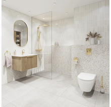 Modernes, helles Badezimmer mit holzfarbenem Waschtisch, ovalem Spiegel, begehbarer Glasdusche und wandhängendem WC sowie goldfarbenen Armaturen.