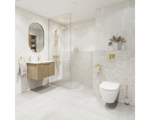 Modernes, helles Badezimmer mit holzfarbenem Waschtisch, ovalem Spiegel, begehbarer Glasdusche und wandhängendem WC sowie goldfarbenen Armaturen.