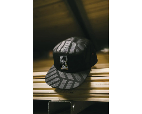 Hornbach 5-Panel-Cap mit geometrischem Muster und Hornbach Logo Patch auf Holzleisten.