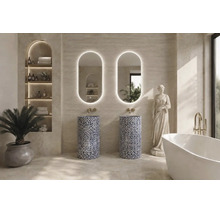 Modernes Luxusbad mit zwei gemusterten Säulenwaschbecken aus Stein, ovalen beleuchteten Spiegeln, freistehender Badewanne und goldenen Armaturen.