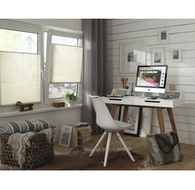 Modernes, helles Arbeitszimmer mit zwei Fenstern und lichtdurchlässigen Faltrollos. Ein Schreibtisch mit Holzbeinen steht vor einer Holzwand.