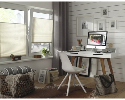 Modernes, helles Arbeitszimmer mit zwei Fenstern und lichtdurchlässigen Faltrollos. Ein Schreibtisch mit Holzbeinen steht vor einer Holzwand.