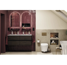 Modernes Badezimmer mit Doppelwaschtisch aus Holz, zwei beleuchteten Rundbogenspiegeln, wandhängendem WC und Fliesen in Steinoptik.