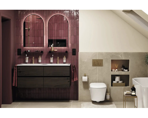 Modernes Badezimmer mit Doppelwaschtisch aus Holz, zwei beleuchteten Rundbogenspiegeln, wandhängendem WC und Fliesen in Steinoptik.