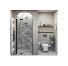 Modernes Badezimmer mit Rundbogendusche, grauen Natursteinfliesen, schwarzem Duschsystem, wandhängendem WC und weißem Design-Heizkörper.