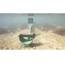 Wasserdichter Metalldetektor Minelab X-Terra Pro im Einsatz unter Wasser auf sandigem Boden.