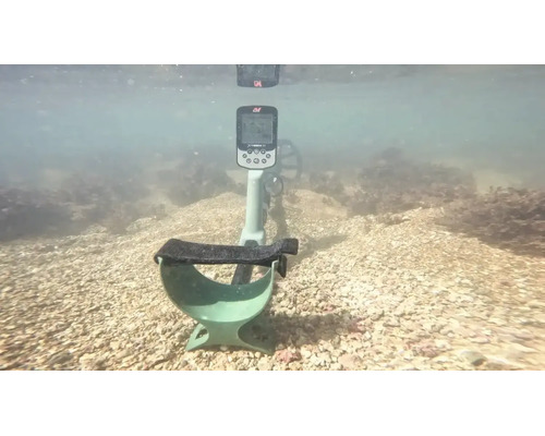 Wasserdichter Metalldetektor Minelab X-Terra Pro im Einsatz unter Wasser auf sandigem Boden.