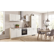 Helle Einbauküche in Weiß und Holzoptik mit Backofen, Dunstabzugshaube und angrenzendem Essbereich mit Holztisch und grauen Stühlen.