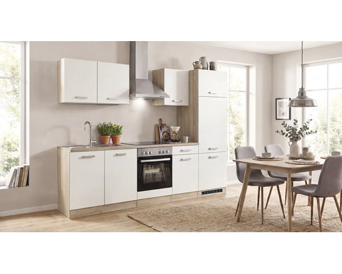 Helle Einbauküche in Weiß und Holzoptik mit Backofen, Dunstabzugshaube und angrenzendem Essbereich mit Holztisch und grauen Stühlen.