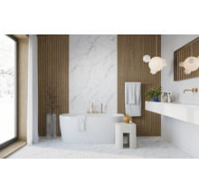 Modernes Badezimmer mit freistehender Badewanne, Akustikpaneelen in Holzoptik, Marmorwand und goldenen Armaturen.