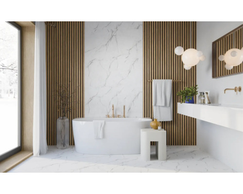 Modernes Badezimmer mit freistehender Badewanne, Akustikpaneelen in Holzoptik, Marmorwand und goldenen Armaturen.