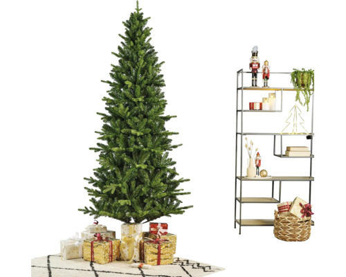 Künstlicher Weihnachtsbaum in einem modern dekorierten Raum mit Geschenken und einem Metallregal mit Weihnachtsdekoration.