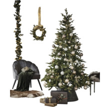 Geschmückter künstlicher Weihnachtsbaum mit Christbaumkugeln und Lichterkette neben einem Sessel, Kranz, Girlande und Geschenken.