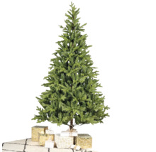 Künstlicher Weihnachtsbaum mit dichten grünen Zweigen, umgeben von verpackten Geschenken auf einem gemusterten Teppich.