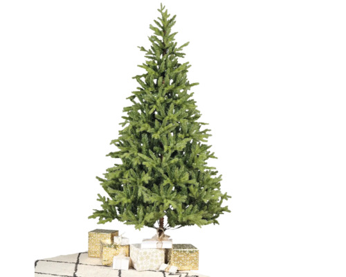 Künstlicher Weihnachtsbaum mit dichten grünen Zweigen, umgeben von verpackten Geschenken auf einem gemusterten Teppich.