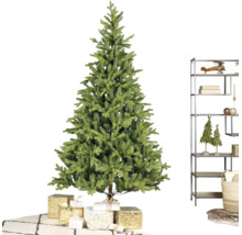 Künstlicher Weihnachtsbaum in einem hellen Raum mit verpackten Geschenken, einem modernen Metallregal und einem Teppich mit Rautenmuster.