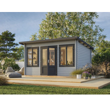 Modernes Gartenhaus aus Holz mit Pultdach, einer Doppeltür mit Glasausschnitten und zwei Fenstern auf einer Holzterrasse im Garten.