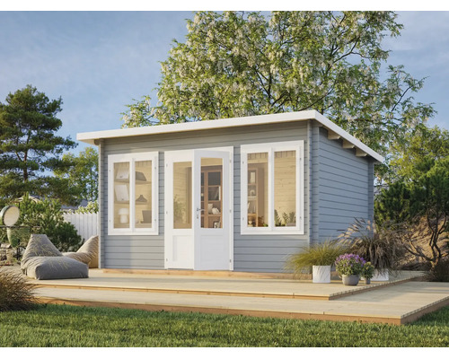 Modernes graues Gartenhaus aus Holz mit weißer Doppeltür, Fenstern und Pultdach auf einer Holzterrasse im Garten.