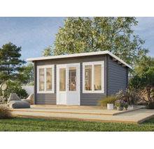 Modernes Gartenhaus aus Holz in Grau mit weißer Doppeltür und Fenstern auf einer Holzterrasse in einem Garten mit Bäumen und Rasen.