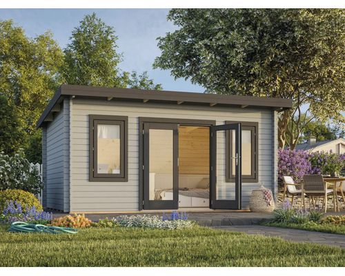 Modernes, helles Gartenhaus aus Holz mit Flachdach, verglaster Doppeltür und zwei Fenstern in einem organisierten Garten.