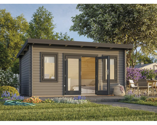 Modernes Gartenhaus aus Holz mit Pultdach, Glas-Doppeltür und Fenstern in einem bepflanzten Garten mit Sitzbereich.