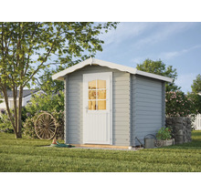 Klassisches Gartenhaus aus Holz in Grau mit weißer Tür und verzierter Dachkante in einem hellen, grünen Garten.
