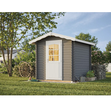 Graues Gartenhaus aus Holz mit weißem Satteldach und weißer Tür mit Sprossenfenster, platziert in einem Garten mit einem Wagenrad und einer Gießkanne.