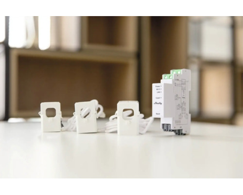 Shelly Pro 3EM Energiemessgerät mit drei Stromwandler-Klemmen für die DIN-Schienen-Montage zur Überwachung des Stromverbrauchs im Smart Home.