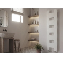 Modernes Badezimmer mit Natursteinwaschbecken auf Holzunterschrank, beleuchteten Holzregalen und vertikalem Design-Heizkörper.