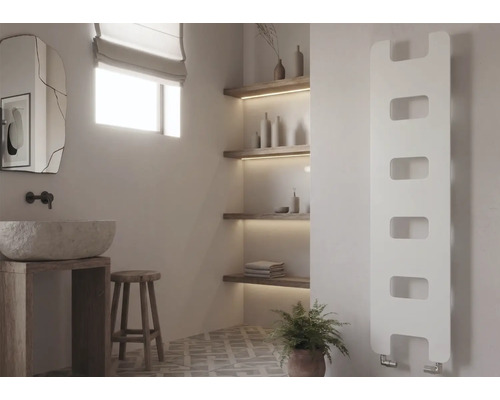Modernes Badezimmer mit Natursteinwaschbecken auf Holzunterschrank, beleuchteten Holzregalen und vertikalem Design-Heizkörper.