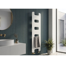 Modernes Badezimmer mit weißem Design-Heizkörper an einer dunkelblauen Lamellenwand, Waschbecken, goldenen Armaturen und Rundspiegel.