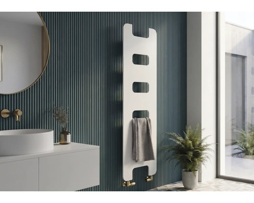 Modernes Badezimmer mit weißem Design-Heizkörper an einer dunkelblauen Lamellenwand, Waschbecken, goldenen Armaturen und Rundspiegel.