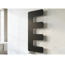 Moderner schwarzer Design-Heizkörper in E-Form an einer marmorierten Badezimmerwand.