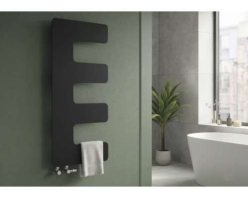 E-förmiger Design-Badheizkörper in Matt-Optik an einer Wand mit weißem Handtuch in einem hellen, modernen Badezimmer.
