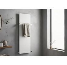 Moderner weißer Planheizkörper an einer Betonwand in einem minimalistischen Badezimmer, mit Handtuchhalter und aufgehängtem Handtuch.