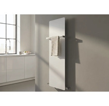 Moderner vertikaler Flachheizkörper an einer Wand mit silberner Handtuchstange und Handtuch in einer hellen, minimalistischen Küche.