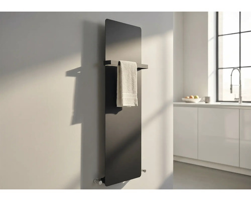 Moderner vertikaler Heizkörper mit flacher Front und Handtuchstange in einer hellen minimalistischen Küche.