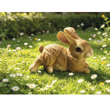 Gartenfigur Hase sitzend auf einer Wiese mit Blumen, detailreiche Nachbildung mit naturgetreuer Fellstruktur.
