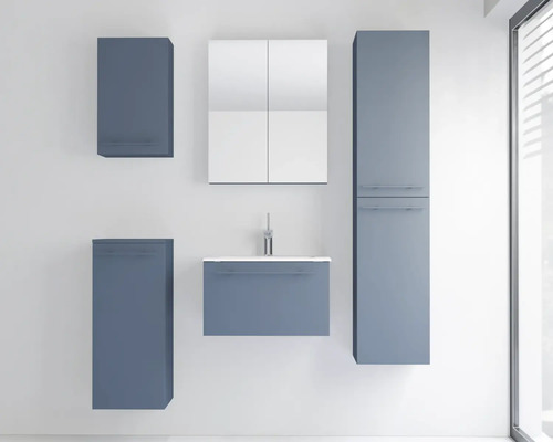 Modernes Badezimmermöbel-Set in Blau, bestehend aus Waschbeckenunterschrank, Spiegelschrank, einem Hochschrank und zwei weiteren Schränken.