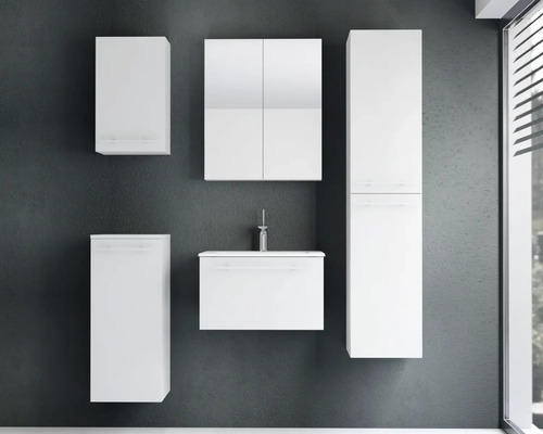 Badezimmermöbel-Set bestehend aus Waschbeckenunterschrank mit Waschtisch, Spiegelschrank, zwei Wandschränken und einem Hochschrank.