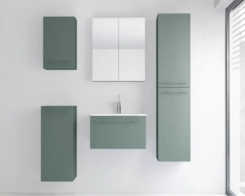 Modernes Badezimmermöbel-Set in mattem Salbeigrün bestehend aus Waschbeckenunterschrank, Spiegelschrank und mehreren Hängeschränken.