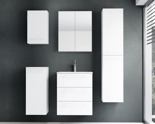 Modernes Badezimmermöbel-Set in Weiß, bestehend aus Waschbeckenunterschrank, Spiegelschrank, Hochschrank und zwei Hängeschränken.