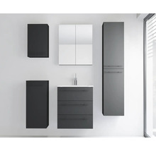 Modernes, organisiertes Badmöbel-Set bestehend aus Waschtisch mit drei Schubladen, Spiegelschrank, einem Hochschrank und zwei Hängeschränken.