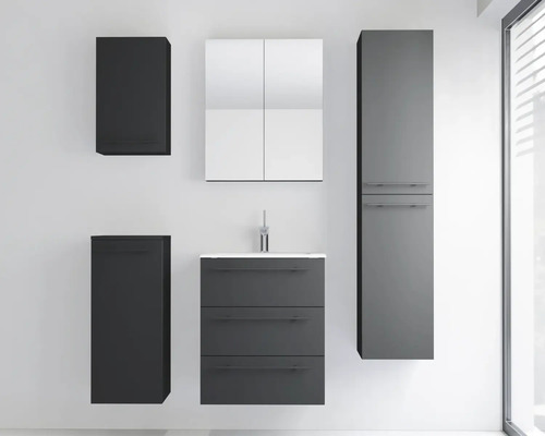 Modernes, organisiertes Badmöbel-Set bestehend aus Waschtisch mit drei Schubladen, Spiegelschrank, einem Hochschrank und zwei Hängeschränken.